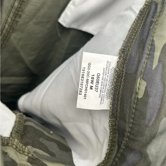 Camo capris- worn once - Picture 4 of 4